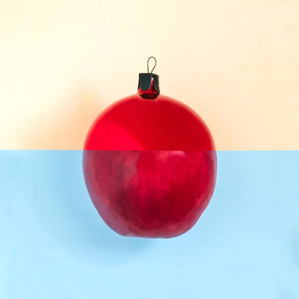 Noel Top Apple Iki Renkli Arka Plan Üzerinde Bağlıdır Tarzı — Stok fotoğraf