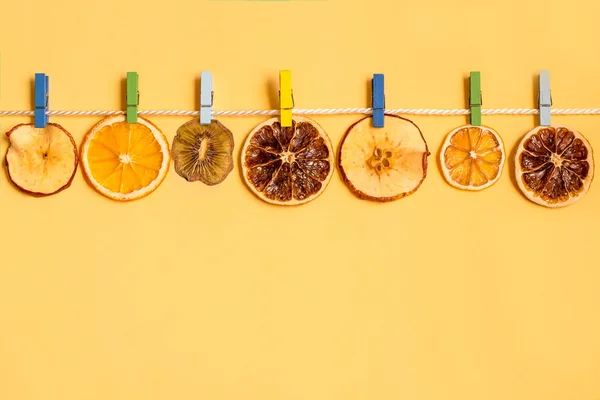 오렌지 Clothespins 로프에 크리에이 아이디어 상상력과 판타지 최소한의 스타일 노란색 — 스톡 사진