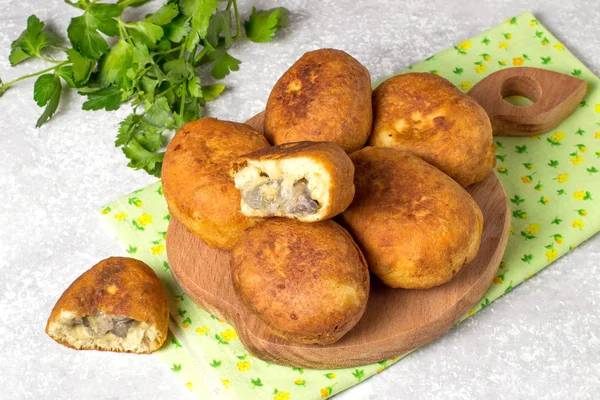 Köstliche Gebratene Pasteten Mit Auberginen Und Käse Köstliche Gebratene Pasteten — Stockfoto