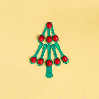 Küçük plastik kaşık kırmızı meyveler ile gelen Noel ağacı. Yaratıcı bir fikir, hayal ve fantezi. En az tarzı. Noel ve yeni yıl kavramı