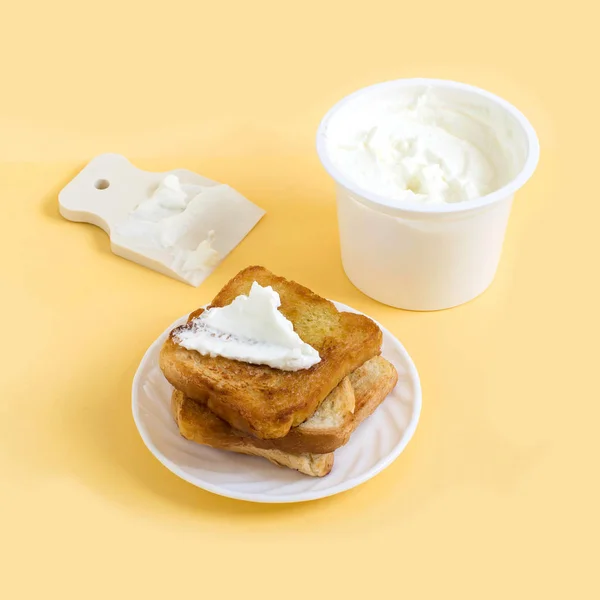 Frühstück Mit Frischkäse Und Toast Spachtel Als Tischmesser Minimaler Stil — Stockfoto