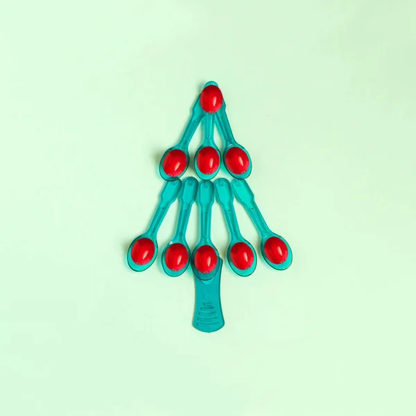 Árbol Navidad Pequeñas Cucharas Plástico Con Bayas Rojas Idea Creativa — Foto de Stock