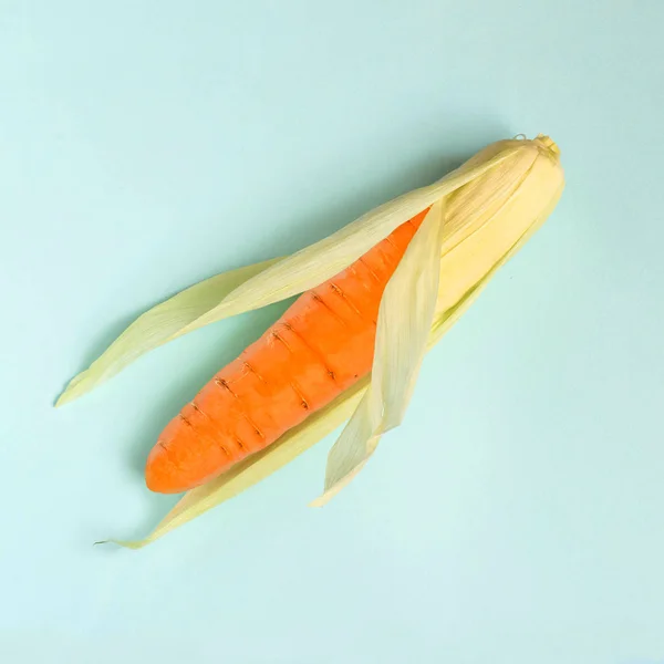 Кукуруза Морковь Соединены Пастельно Голубом Фоне Творческая Комбинация Минимальный Стиль — стоковое фото