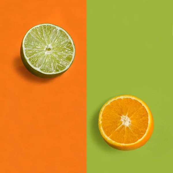 주황색 배경에 오렌지입니다 펄프의 반은입니다 비타민의 소스입니다 최소한의 스타일입니다 색상의 — 스톡 사진