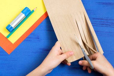 Nasıl çocuk Sonbahar Ağaç tekne paketinden birlikte yapmak. Özgün çocukların sanat projesi. DIY kavramı. Adım adım fotoğraf yönergeleri. Adım 3. Doğrultuda kesme paketi