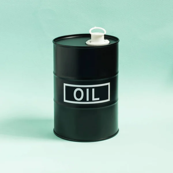 Невеликий Чорний Ствол Олією Синьому Фоні Мінімальна Концепція Нафтового Бізнесу — стокове фото