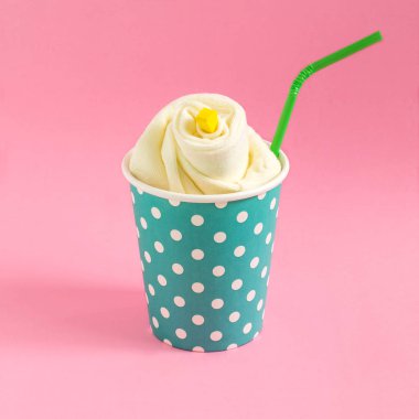 Kağıt bardak bezelye ile pembe pastel zemin üzerine payet ile çorap. Festival kokteyl taklit. En az tarzı. Yaratıcı bir fikir, hayal ve fantezi. Tatil kavramı