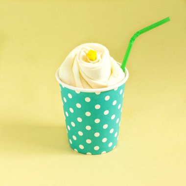 Kağıt bardak bezelye ile sarı pastel zemin üzerine payet ile çorap. Festival kokteyl taklit. En az tarzı. Yaratıcı bir fikir, hayal ve fantezi. Tatil kavramı