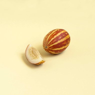 Çizgili deri ile mini kavun karpuz iki renkli arka plan üzerinde severim. 2 inç meyve boyutudur. Melez, seçim sonucu. En az tarzı. Bitkilerin şaşırtıcı meyve gıda kavramı