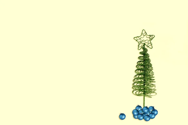 Kleine Draad Kerstbomen Blauwe Kerstballen Pastel Gele Achtergrond Kerstmis Nieuwjaar — Stockfoto