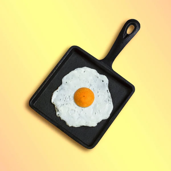 Vierkante Gietijzeren Koekenpan Met Gebakken Eieren Half Oranje Plaats Van — Stockfoto