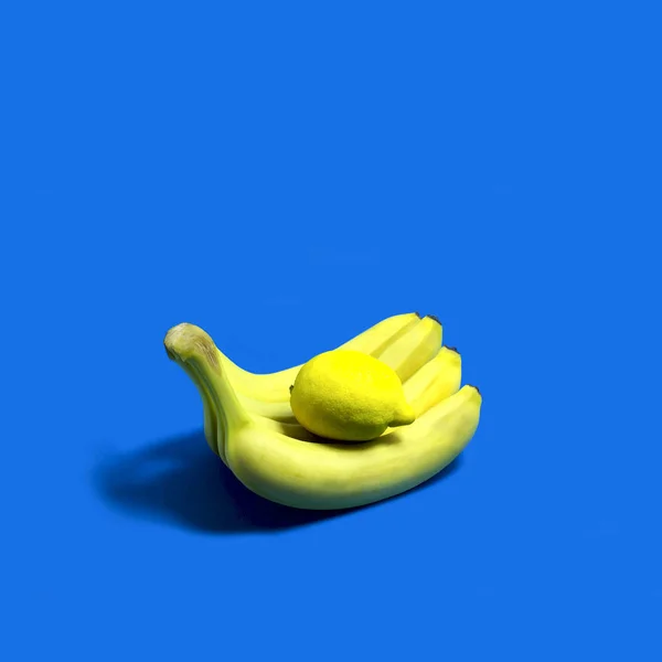 바나나에 거짓말 손바닥에 과일을 가져가 크리에이 아이디어 상상력과 판타지 미니입니다 — 스톡 사진