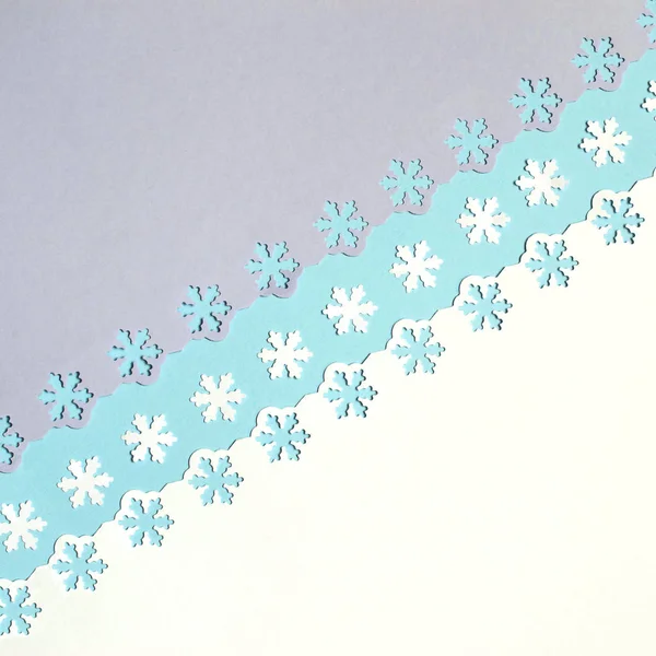 雪の結晶 つの色のカラフルなお祭りの背景は 考え出したパンチが刻まれました フラットなデザイン クリスマスや新年のカード 最小紙アート スタイル — ストック写真