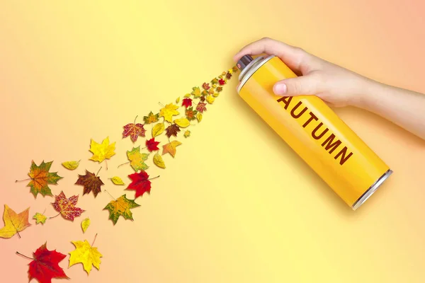 Folhas Amarelas Voam Lata Pulverizador Com Inscrição Outono Fundo Gradiente — Fotografia de Stock
