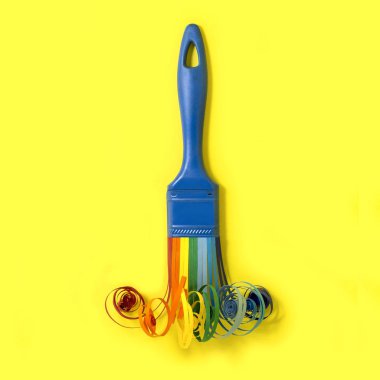 Quilling için gökkuşağı şeritler dönen ile fırça. Doğal şekilleri taklit eden yapay nesne. Sarı Kağıt arka plan. En az tarzı. Yaratıcı bir fikir, hayal ve fantezi. Orijinal renk kavramı 