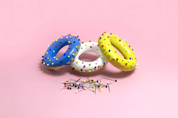 그린된 베이글에서 도넛의 형태를 모방한 개체입니다 음식의 주제에 최소한의 스타일입니다 — 스톡 사진
