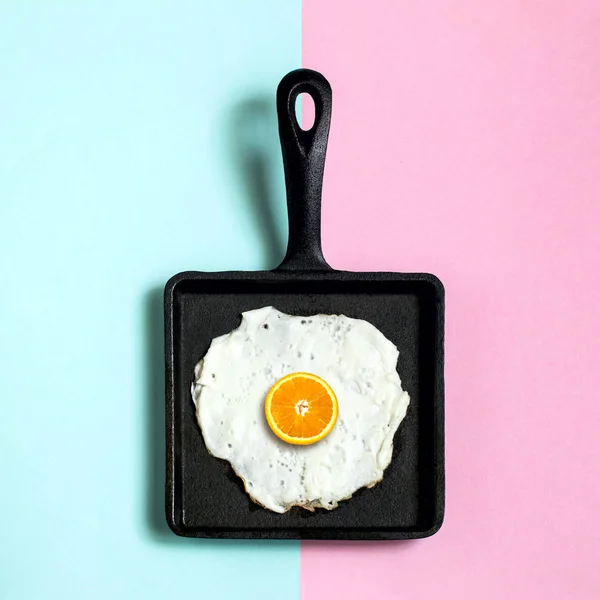 Πλατεία Σιδερένιο Τηγάνι Τηγανητά Αυγά Μισό Πορτοκάλι Αντί Για Τον — Φωτογραφία Αρχείου