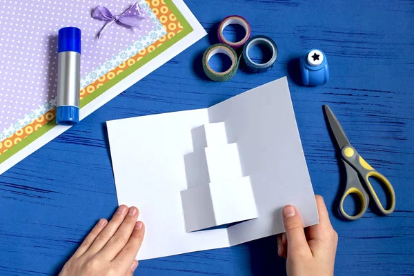 Niño Hace Tarjeta Con Regalos Para Navidad Proyecto Arte Infantil — Foto de Stock