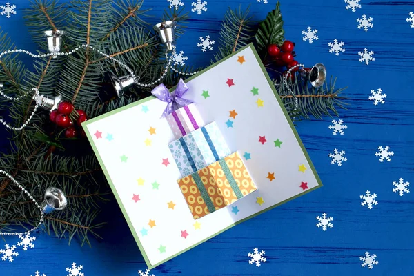 Kind Maakt Kaart Met Cadeaus Voor Kerst Kinder Kunstproject Diy — Stockfoto