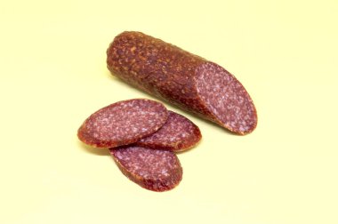 Parça ve açık sarı renkli üzerinde sosis dilimleri