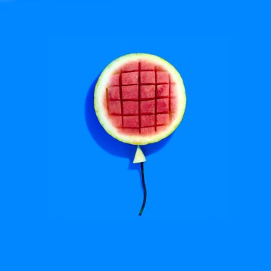 Karpuz balon şeklinde. Özgün gıda kavramı. En az stili