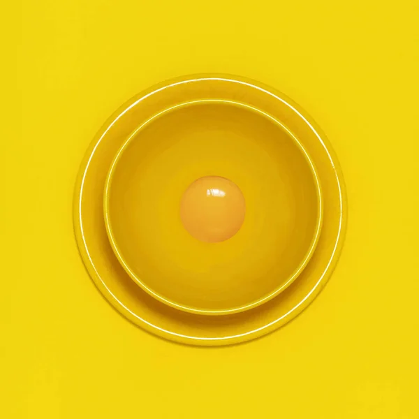 Syrové Kuřecí Vaječného Žloutku Žluté Misce Žluté Desky Žlutým Pozadím — Stock fotografie