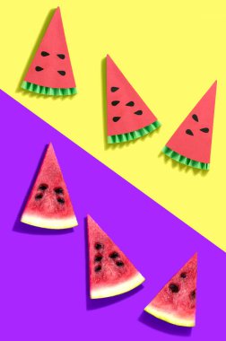 Karpuz parçalar ve bunların kağıt modelleri iki renkli arka plan üzerinde. Kağıt el sanatları ve kağıt sanat