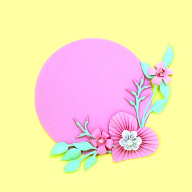 Hacimsel kalp ve çiçek pembe daire kağıda. Metin için yer Sevgililer günü, kadınlar günü, anneler günü için ev yapımı tebrik kartı. Kağıt Sanat ve kağıt el sanatları. En az stili