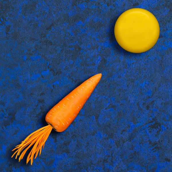Καρότο Πυραύλου Μύγες Στο Πιάτο Υπό Μορφή Της Σελήνης Μαύρο — Φωτογραφία Αρχείου