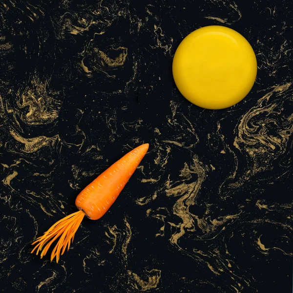 Cohete Zanahoria Vuela Placa Forma Luna Negro Con Fondo Dorado — Foto de Stock