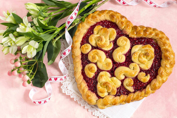 Вкусный праздничный торт в форме сердца на День Святого Валентина, Женский день, День Матери. Домашний пирог из дрожжевого теста с малиновым джемом. Оригинальная выпечка, креативный дизайн
