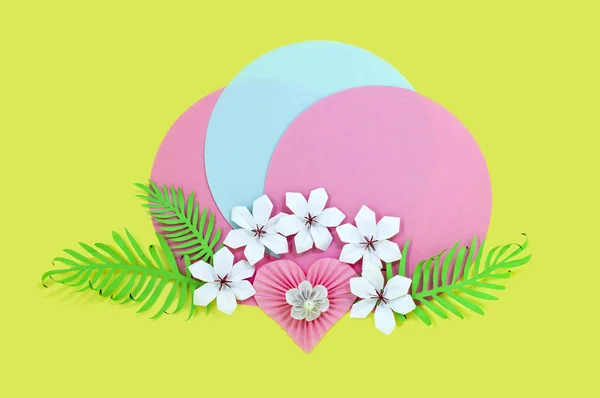 彩色圆圈上的热带纸花 情人节 妇女日 母亲节的自制节日卡片 有文字空间 纸艺术和纸工艺品 最小的样式 — 图库照片