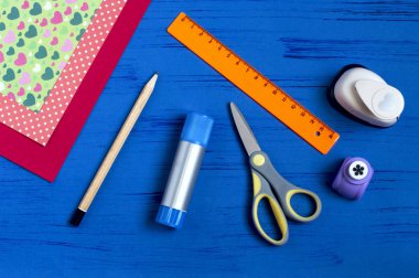 Tebrik kartı Sevgililer günü için yapma. DIY sanat kavramı. Adım adım fotoğraf eğitimi. Adım 1. Malzemeler ve araçlar (kağıt, makas, yapıştırıcı, yumruk, kalem, cetvel hazırlanması)