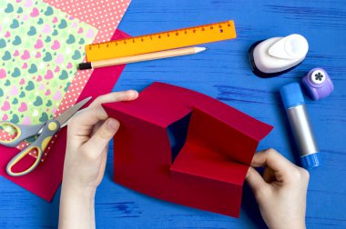 Tebrik kartı Sevgililer günü için yapma. DIY sanat kavramı. Adım adım fotoğraf eğitimi. Adım 6. Kaç vurgun yapmak