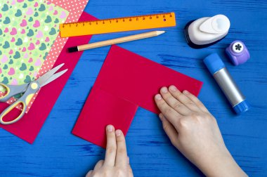 Tebrik kartı Sevgililer günü için yapma. DIY sanat kavramı. Adım adım fotoğraf eğitimi. Adım 5. İkiye katlayın