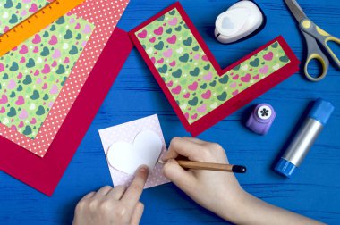 Tebrik kartı Sevgililer günü için yapma. DIY sanat kavramı. Adım adım fotoğraf eğitimi. Adım 8. Kalp çizmek