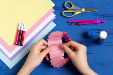 Çocuk bunnies Kağıt Paskalya dekorasyon için yapar. Çocuk partisi için yaratıcı bir fikir. DIY kavramı. Adım adım talimat fotoğraf. Adım 3. Tutkal kağıt halka