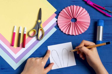 Çocuk bunnies Kağıt Paskalya dekorasyon için yapar. Çocuk partisi için yaratıcı bir fikir. DIY kavramı. Adım adım talimat fotoğraf. Adım 4. Tavşan kulakları çizmek 