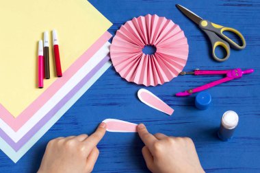 Çocuk bunnies Kağıt Paskalya dekorasyon için yapar. Çocuk partisi için yaratıcı bir fikir. DIY kavramı. Adım adım talimat fotoğraf. Adım 6. Tutkal orta tavşan kulakları 