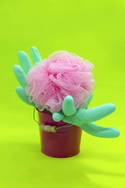 Lastik eldiven ve temizlik için çiçek şeklinde sünger ile kova. Bahar temizliği kavramı. En az stili