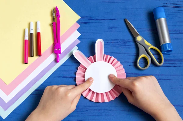 Kind Bastelt Hasen Aus Papier Für Osterdekoration Kreative Idee Für — Stockfoto