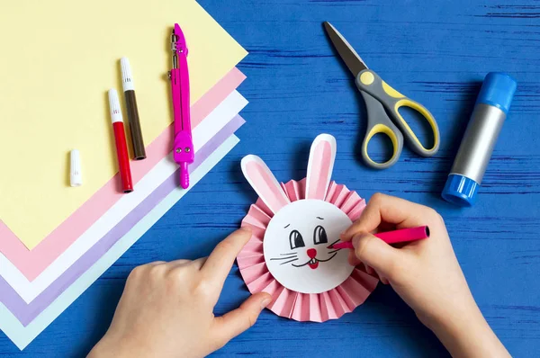 Дитина Робить Кроликів Паперу Прикраси Великодня Творча Ідея Дитячої Вечірки — стокове фото
