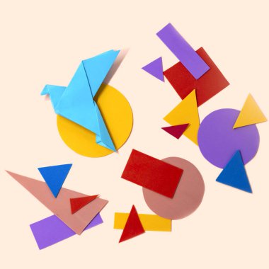 Sarı daire ve çok renkli geometrik şekiller üzerinde origami mavi kuş. Mavi kuş bol şans ve mutluluk simgesidir. Modern sanat