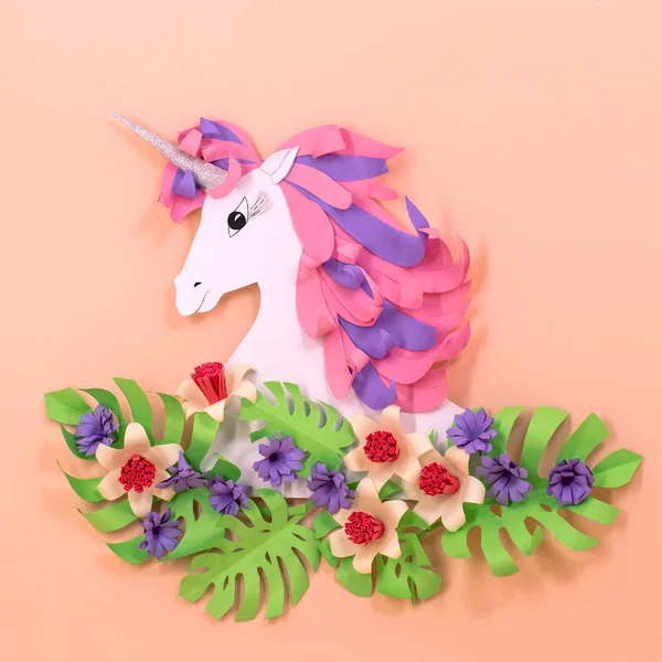 Unicornio colorido y flores de papel —  Fotos de Stock