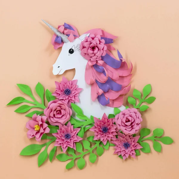 Unicornio colorido y flores de papel —  Fotos de Stock