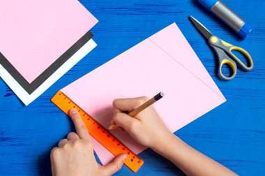 Zarf şeklinde bunny Paskalya Selamlar için yapmak. Çocuk sanat projesi. DIY kavramı. Adım adım talimat fotoğraf. Adım 2. Rhombus çizmek