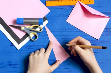 Zarf şeklinde bunny Paskalya Selamlar için yapmak. Çocuk sanat projesi. DIY kavramı. Adım adım talimat fotoğraf. Adım 6. Tavşan kulakları çizmek