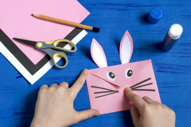 Zarf şeklinde bunny Paskalya Selamlar için yapmak. Çocuk sanat projesi. DIY kavramı. Adım adım talimat fotoğraf. Adım 10. Tutkal bunny bıyık