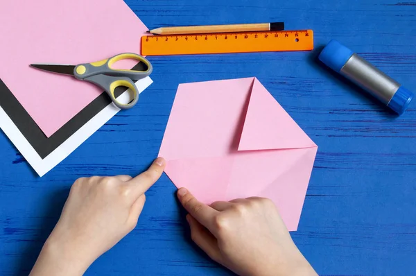 Zarf şeklinde bunny Paskalya Selamlar için yapmak. Çocuk sanat projesi. DIY kavramı. Adım adım talimat fotoğraf. Adım 4. Zarf katlama