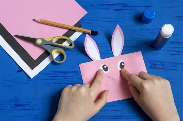 Зробити Конверт Вигляді Кролика Великодніх Привітань Дитячий Художній Проект Концепція — стокове фото